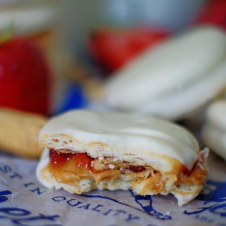 An upclose of the inside of a PB&J snack.
